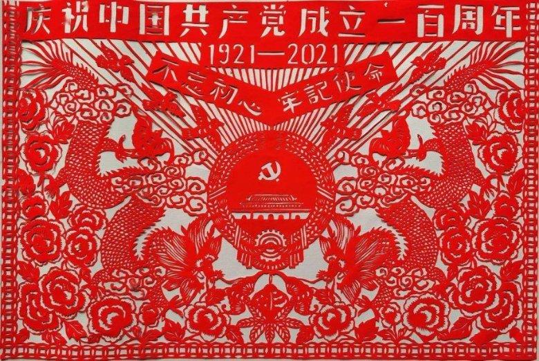 阿扎尔与当年被踢球童重聚并宣传其品牌，后者身家已超4000万